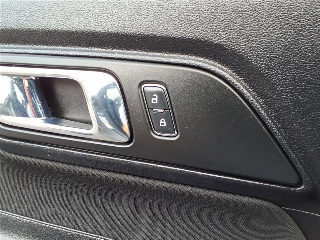 Used 2017 Ford Mustang Coupe image 27