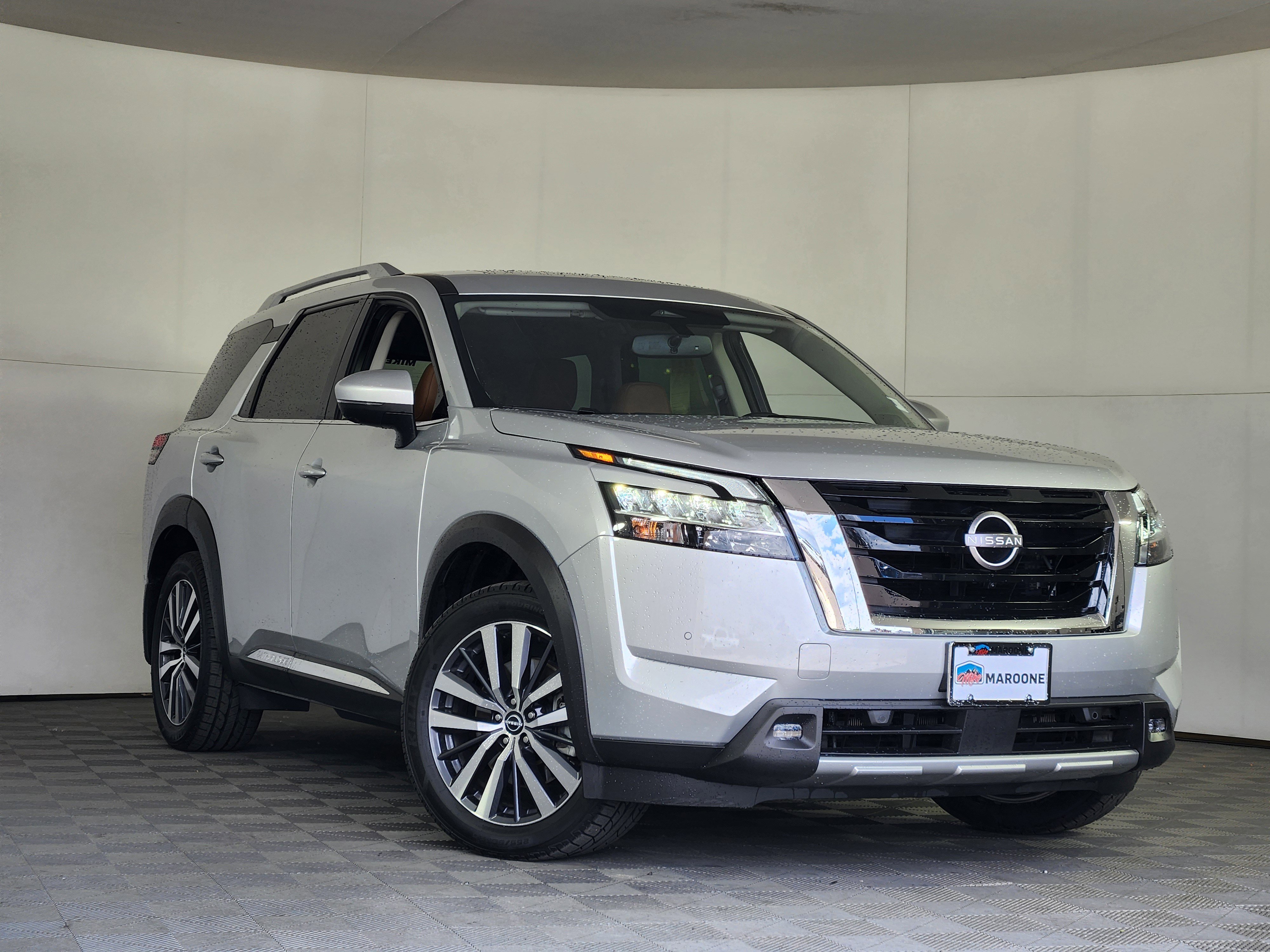 Used 2022 Nissan Pathfinder Platinum w/ Cargo Package AWD/4WD image 1