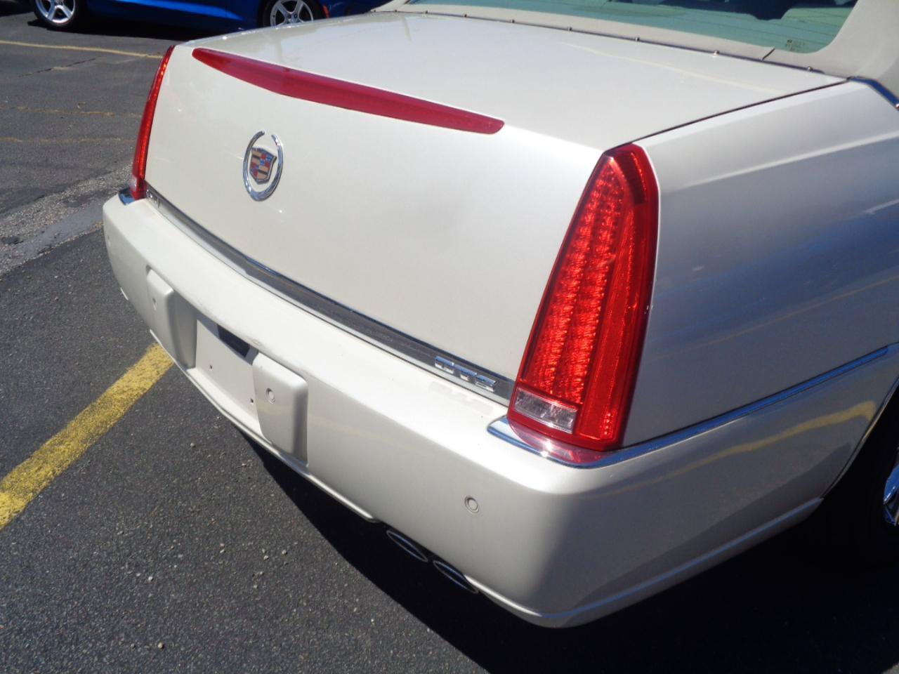Used 2011 Cadillac DTS Luxury FWD image 21