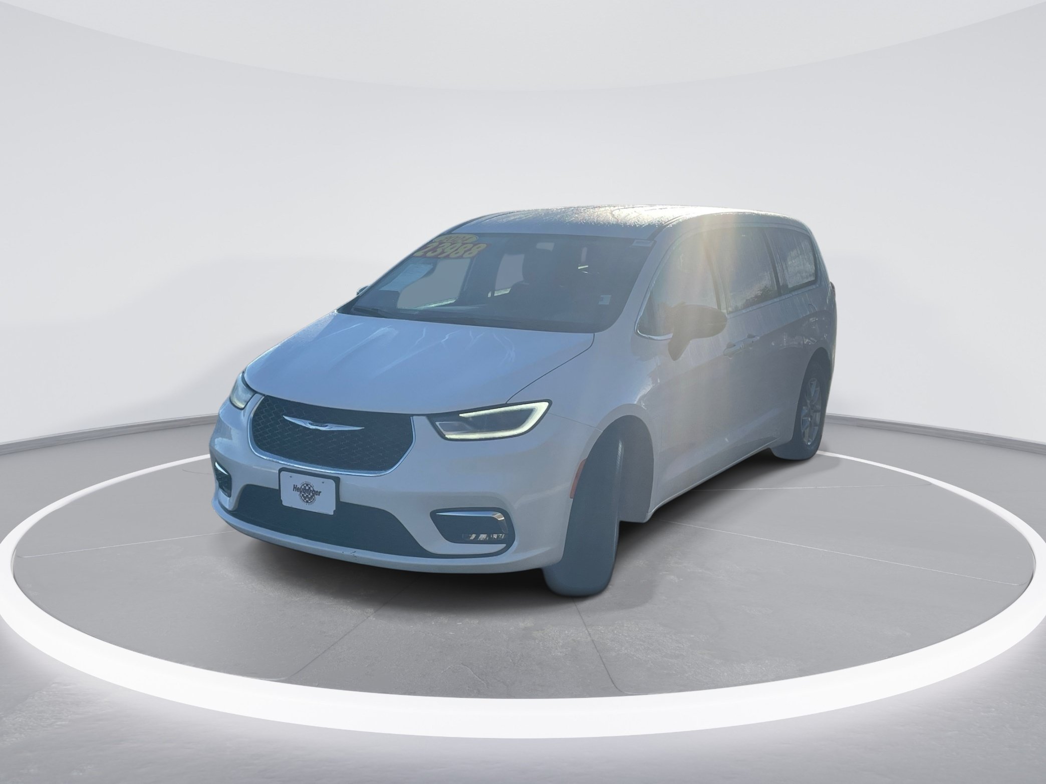 Used 2024 Chrysler Pacifica Touring FWD image 3