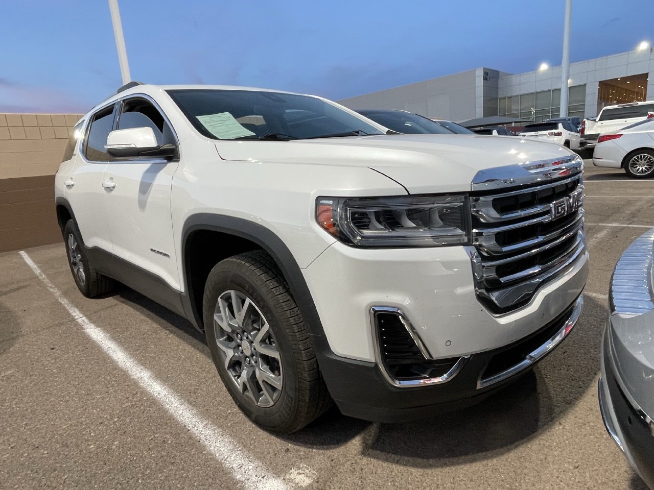 Used 2023 GMC Acadia SLT w/ Preferred Package FWD image 2