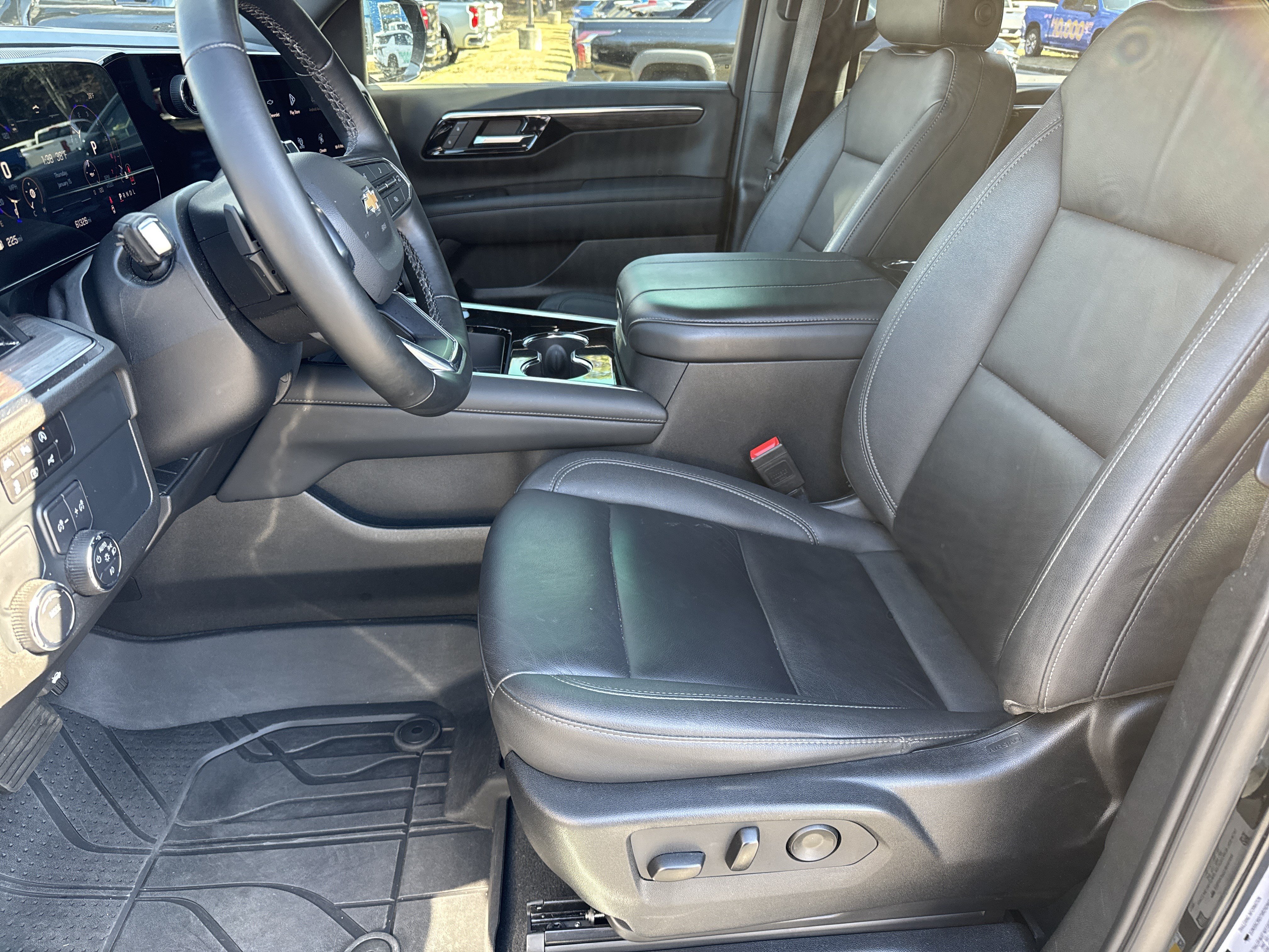 Used 2025 Chevrolet Suburban LT w/ Comfort Package RWD image 9