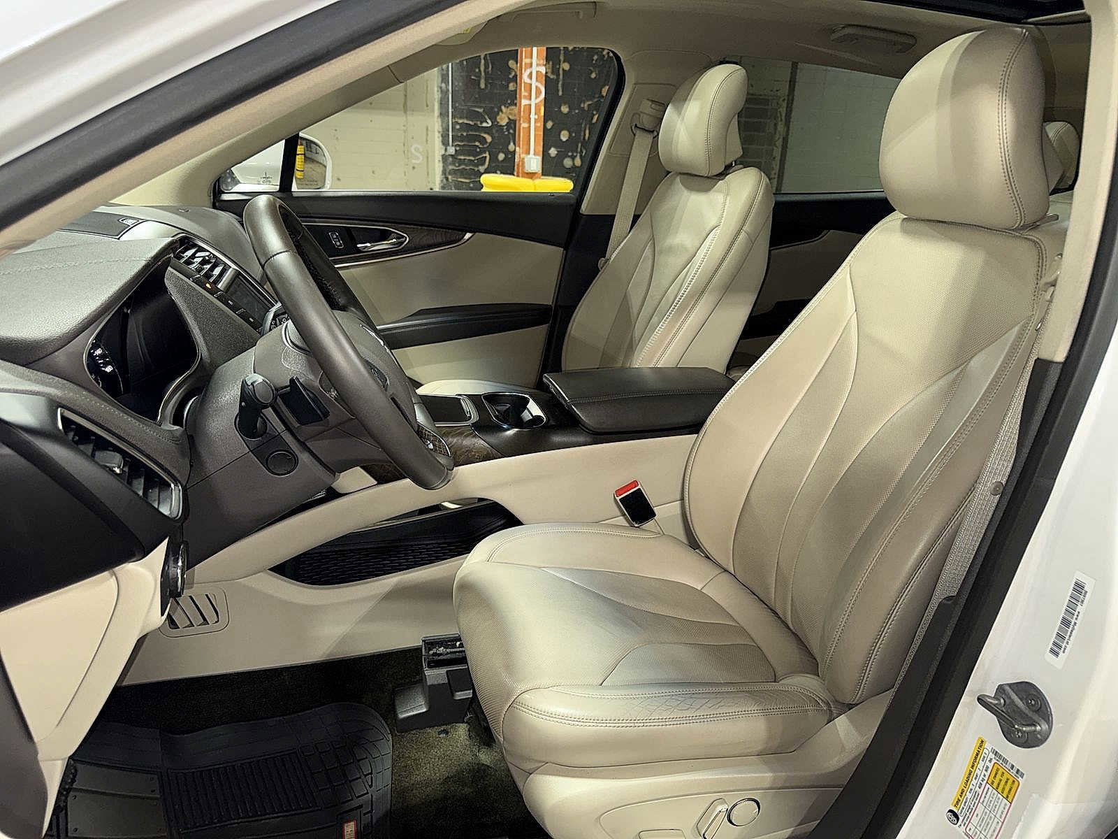 Used 2016 Lincoln MKX Reserve w/ Cargo Accessories Package image 15