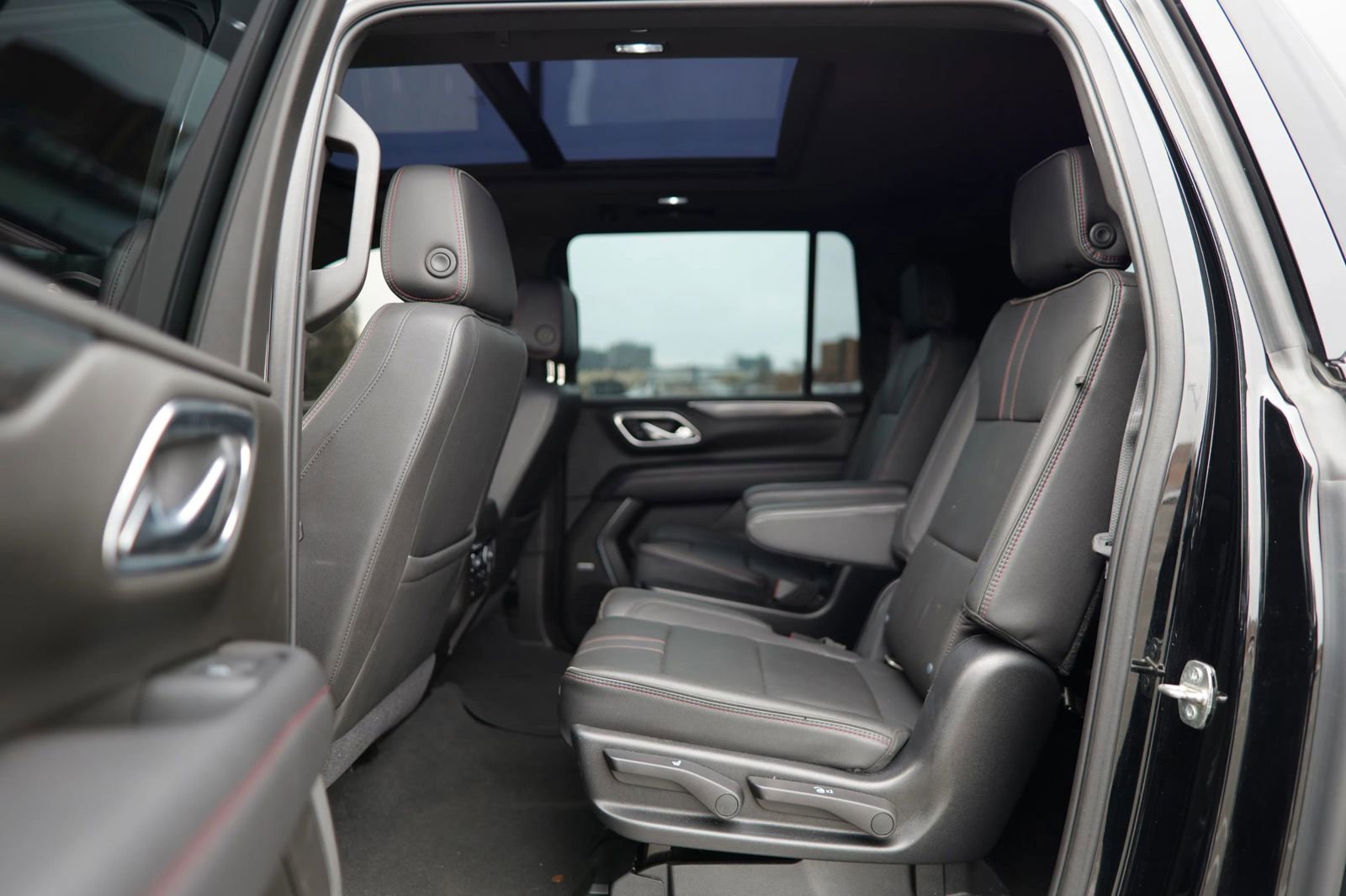 Used 2021 Chevrolet Suburban RST w/ Luxury Package image 29