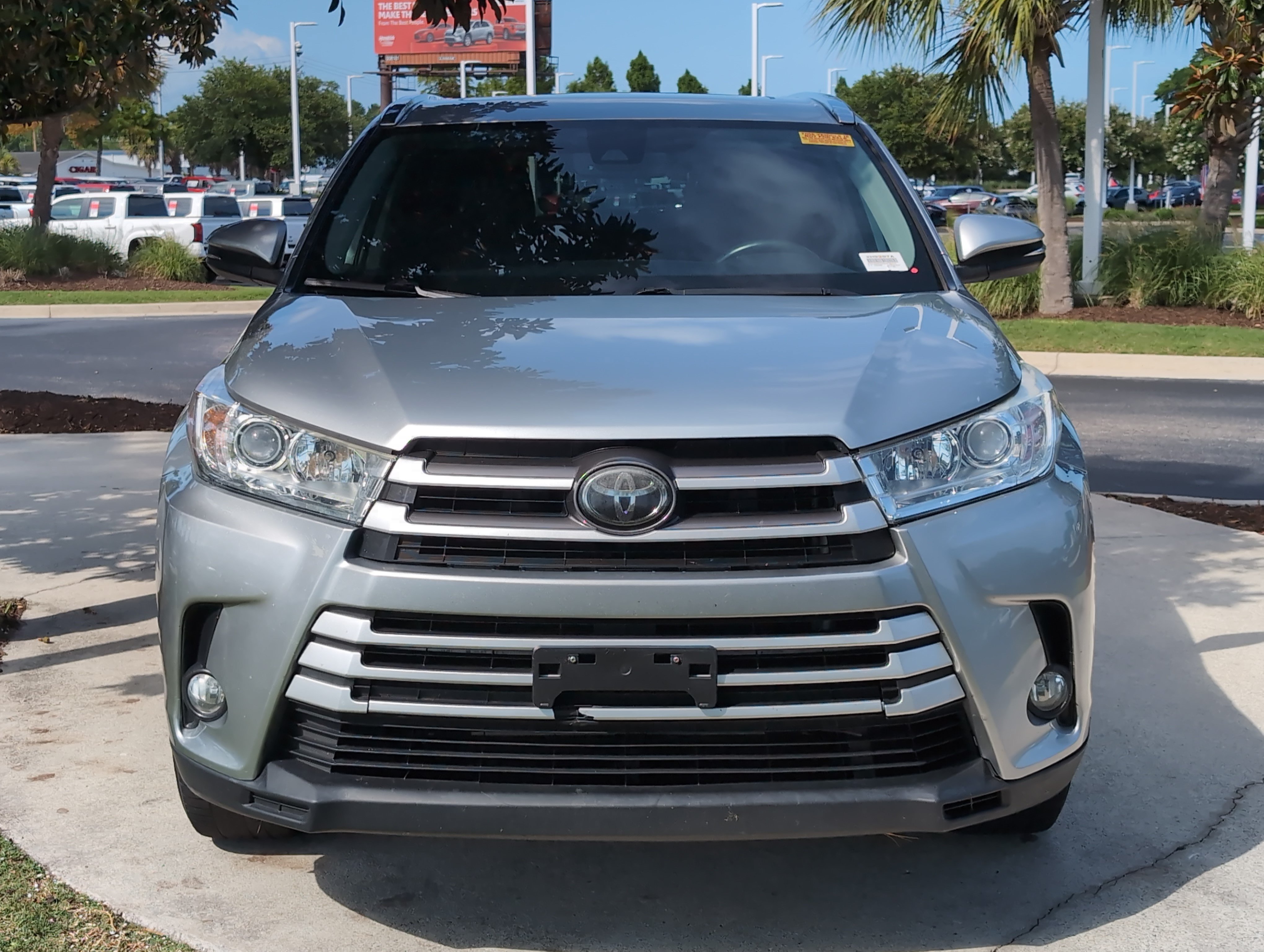 Used 2019 Toyota Highlander XLE AWD/4WD image 3
