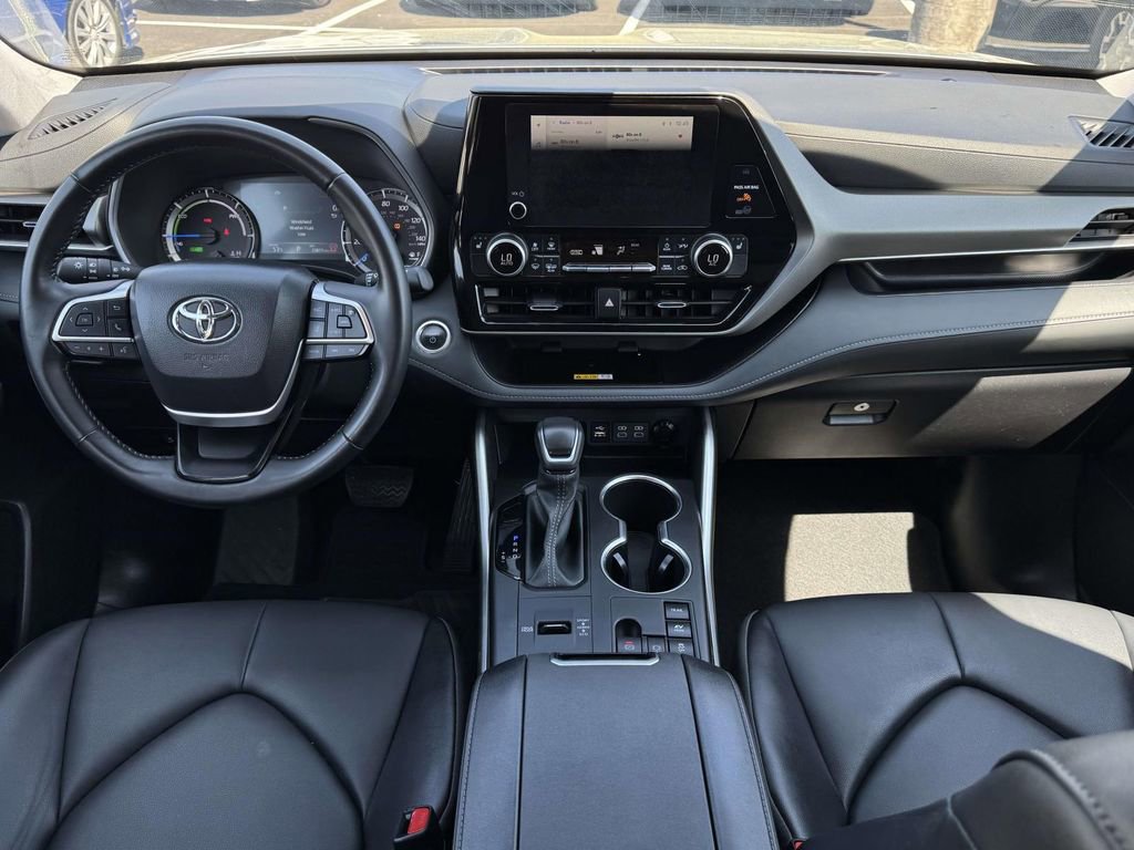 Used 2024 Toyota Highlander XLE image 2
