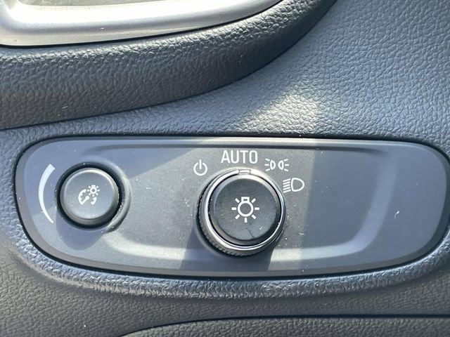 Used 2020 Chevrolet Trax LT w/ LT Convenience Package FWD image 21