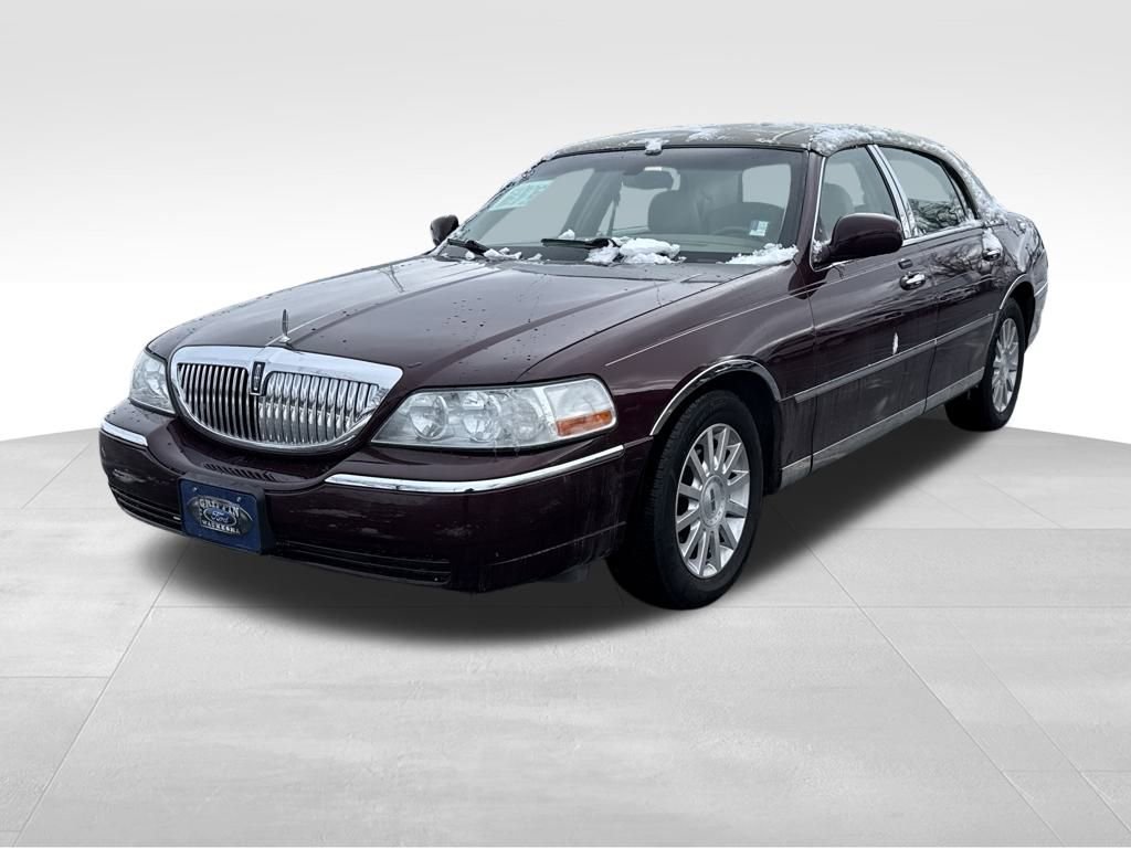 Used 2006 Lincoln Town Car Signature image 2