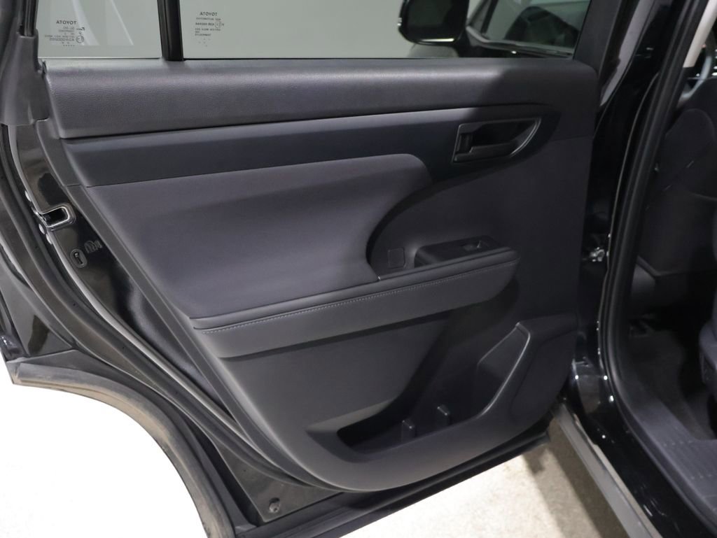 Used 2023 Toyota Highlander LE image 19