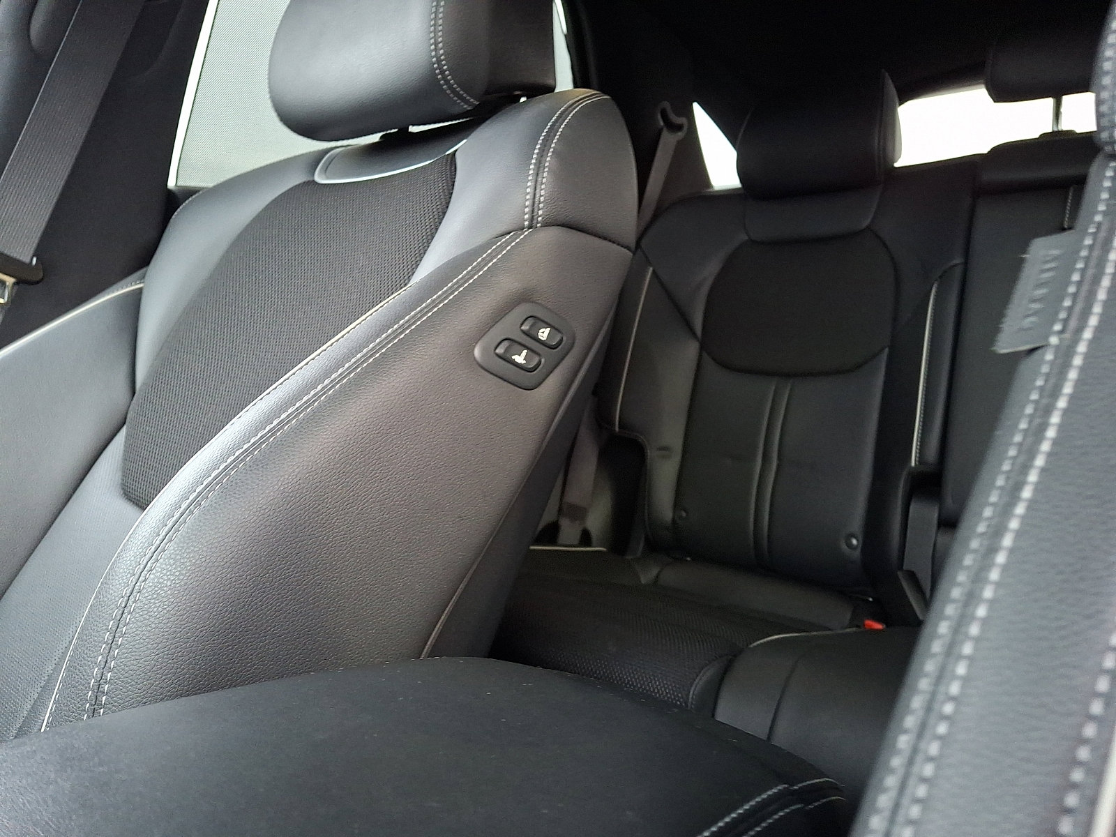 Certified 2023 Genesis GV70 2.5T w/ Sport Prestige Package image 18