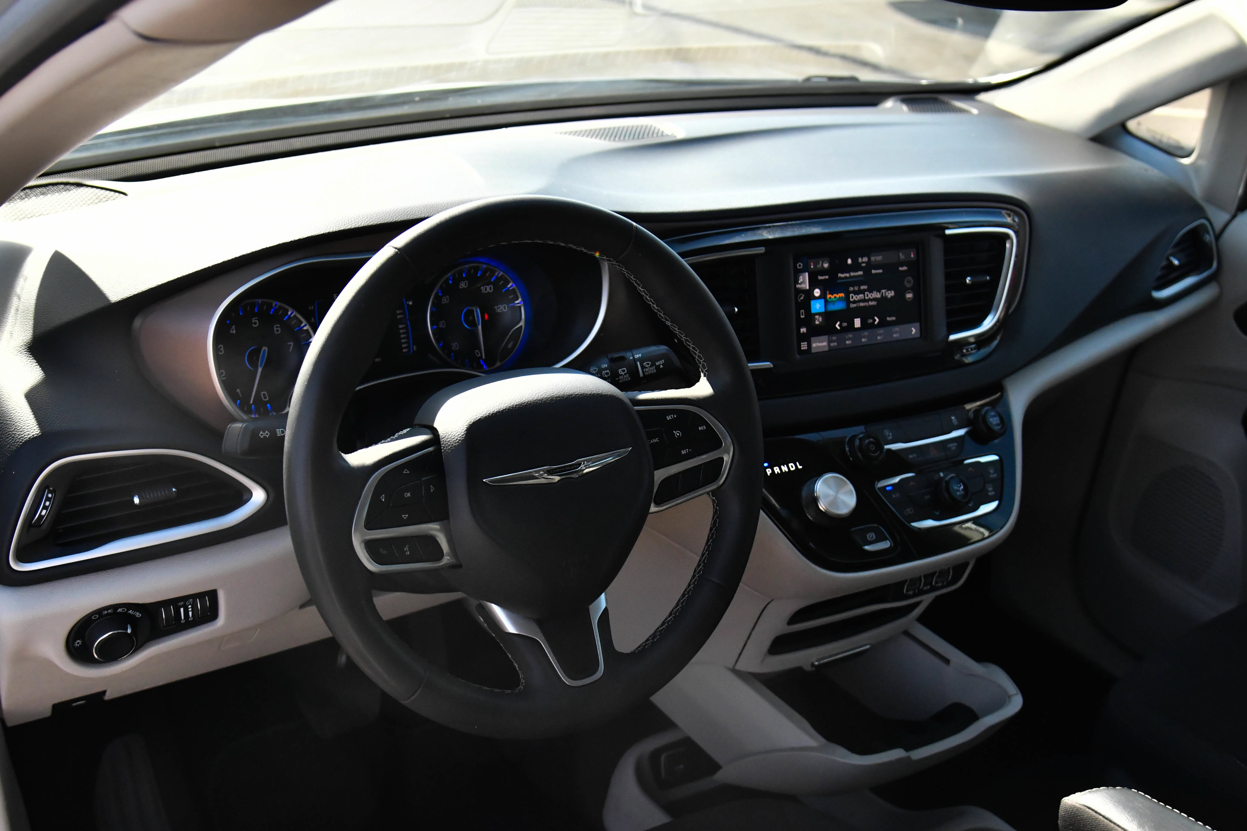 Used 2023 Chrysler Voyager LX FWD image 14