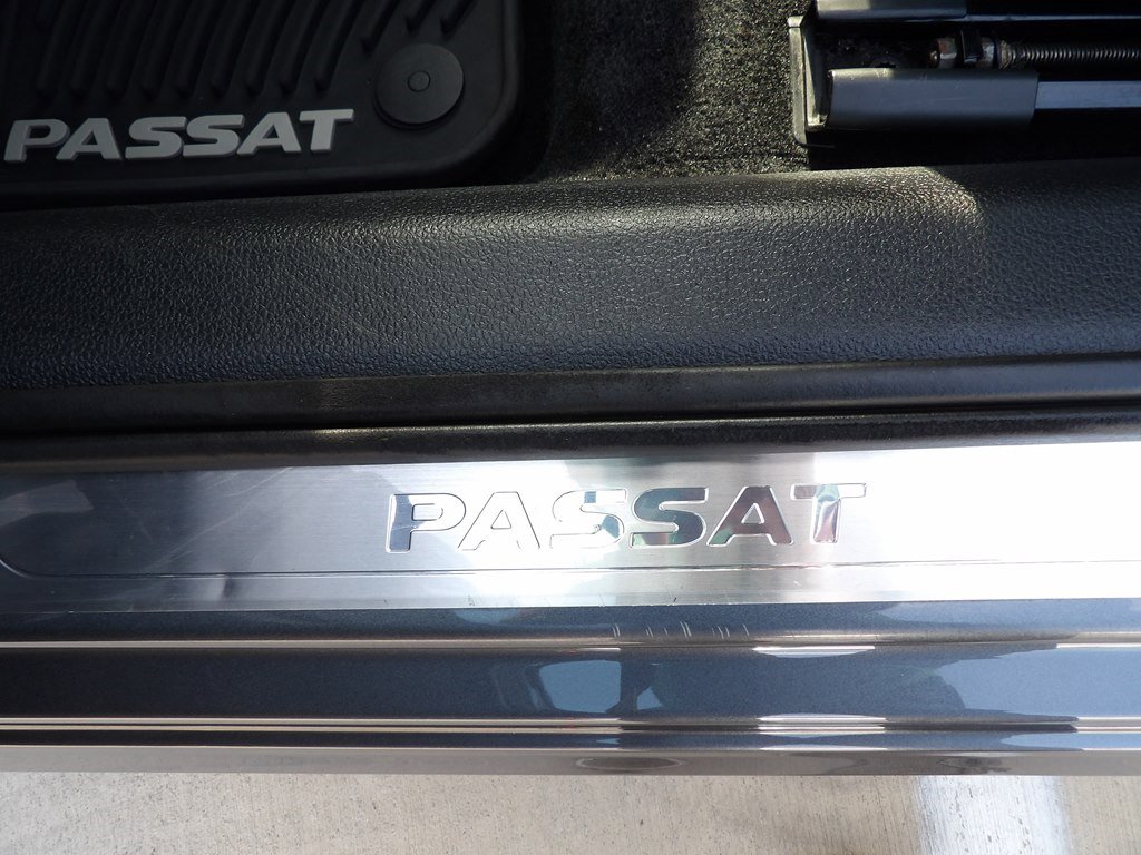 Used 2017 Volkswagen Passat 1.8T SEL Premium image 13