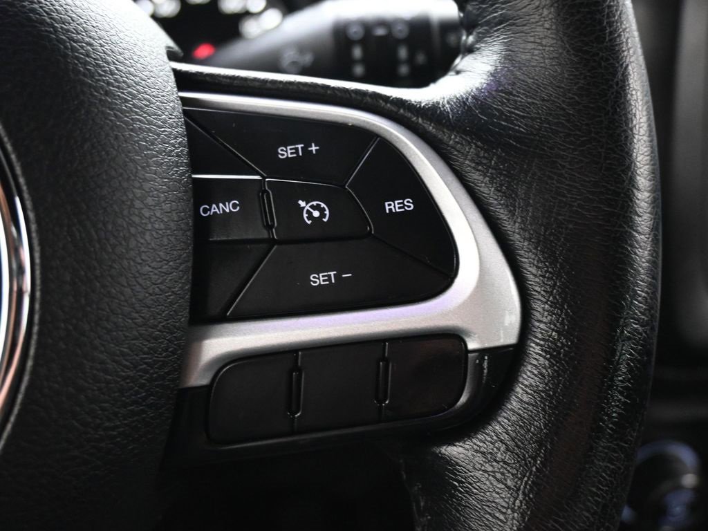 Certified 2020 Jeep Renegade Latitude w/ Cold Weather Group image 23