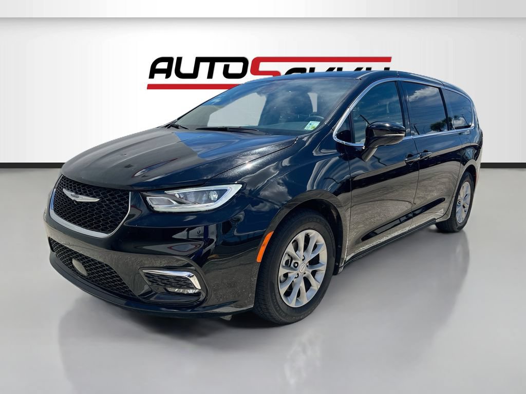 Used 2026 Chrysler Pacifica Limited FWD image 3