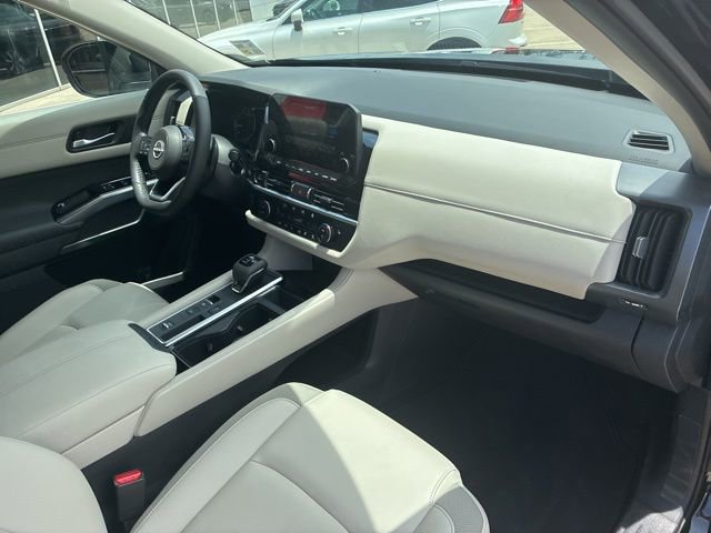 Used 2025 Nissan Pathfinder SL FWD image 12