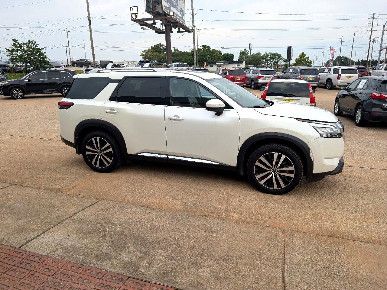 Used 2024 Nissan Pathfinder Platinum image 4