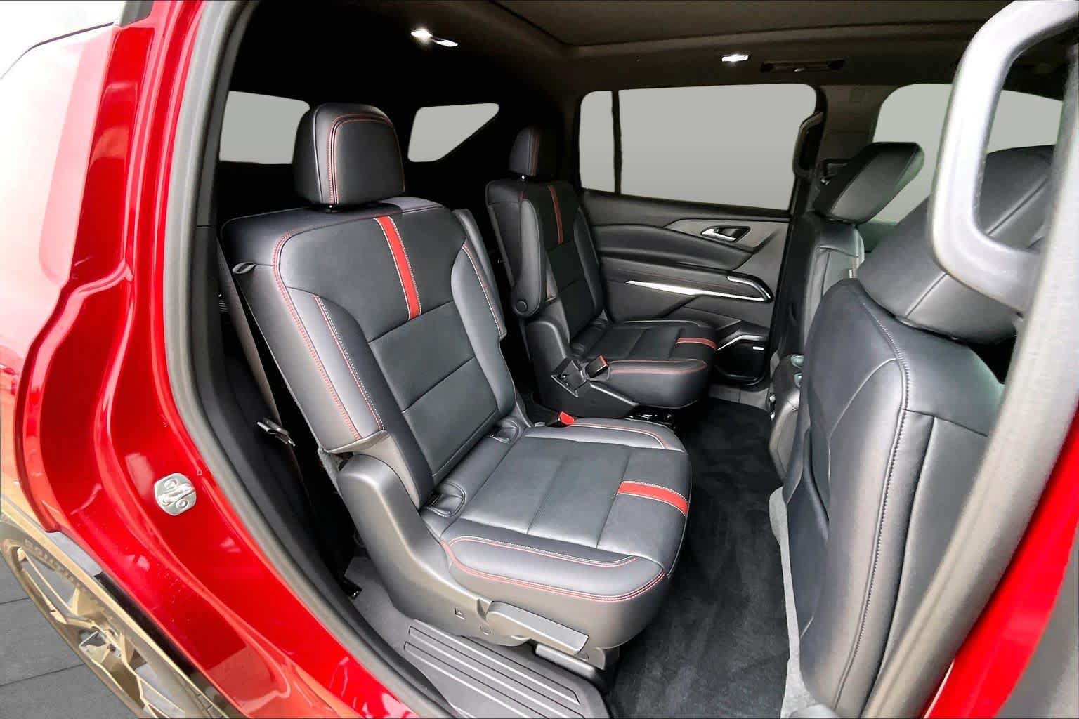 Used 2024 Chevrolet Traverse RS FWD image 20