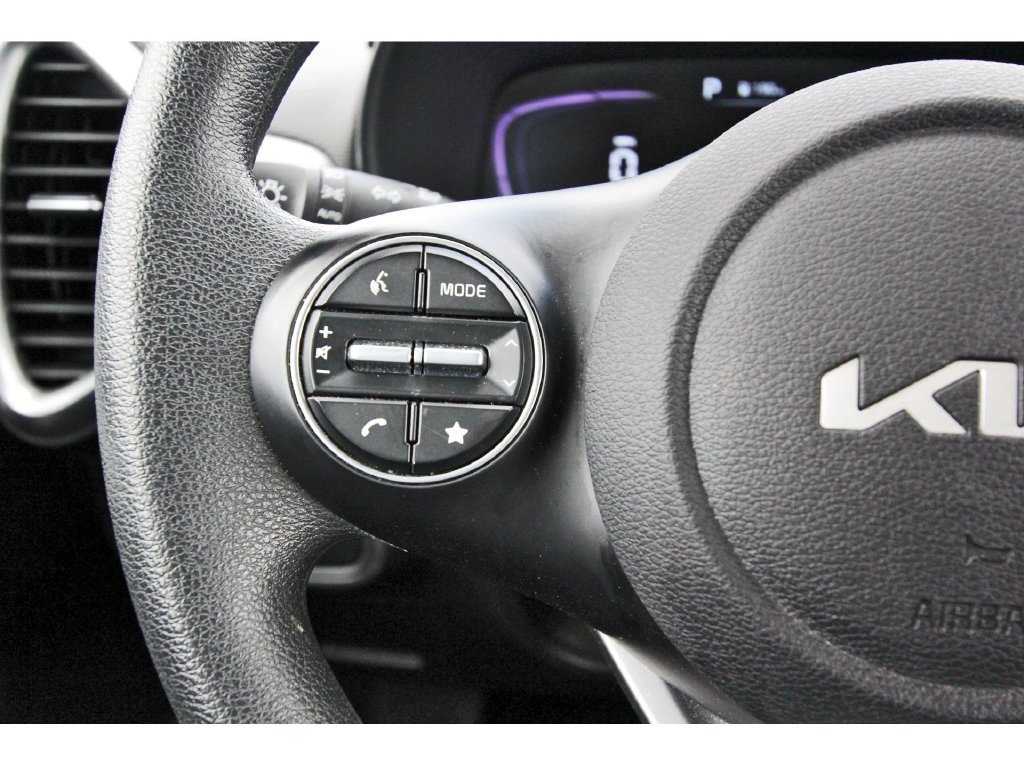 Used 2025 Kia Soul LX w/ LX Technology Package FWD image 19