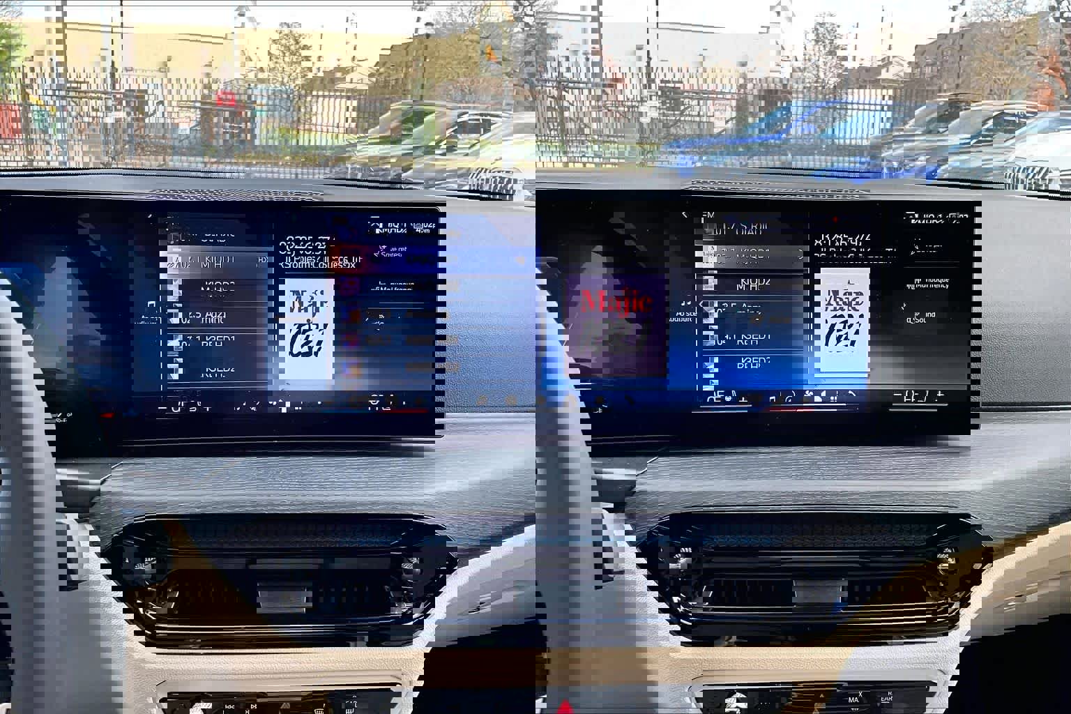 Used 2025 BMW 330i Sedan w/ Convenience Package image 18