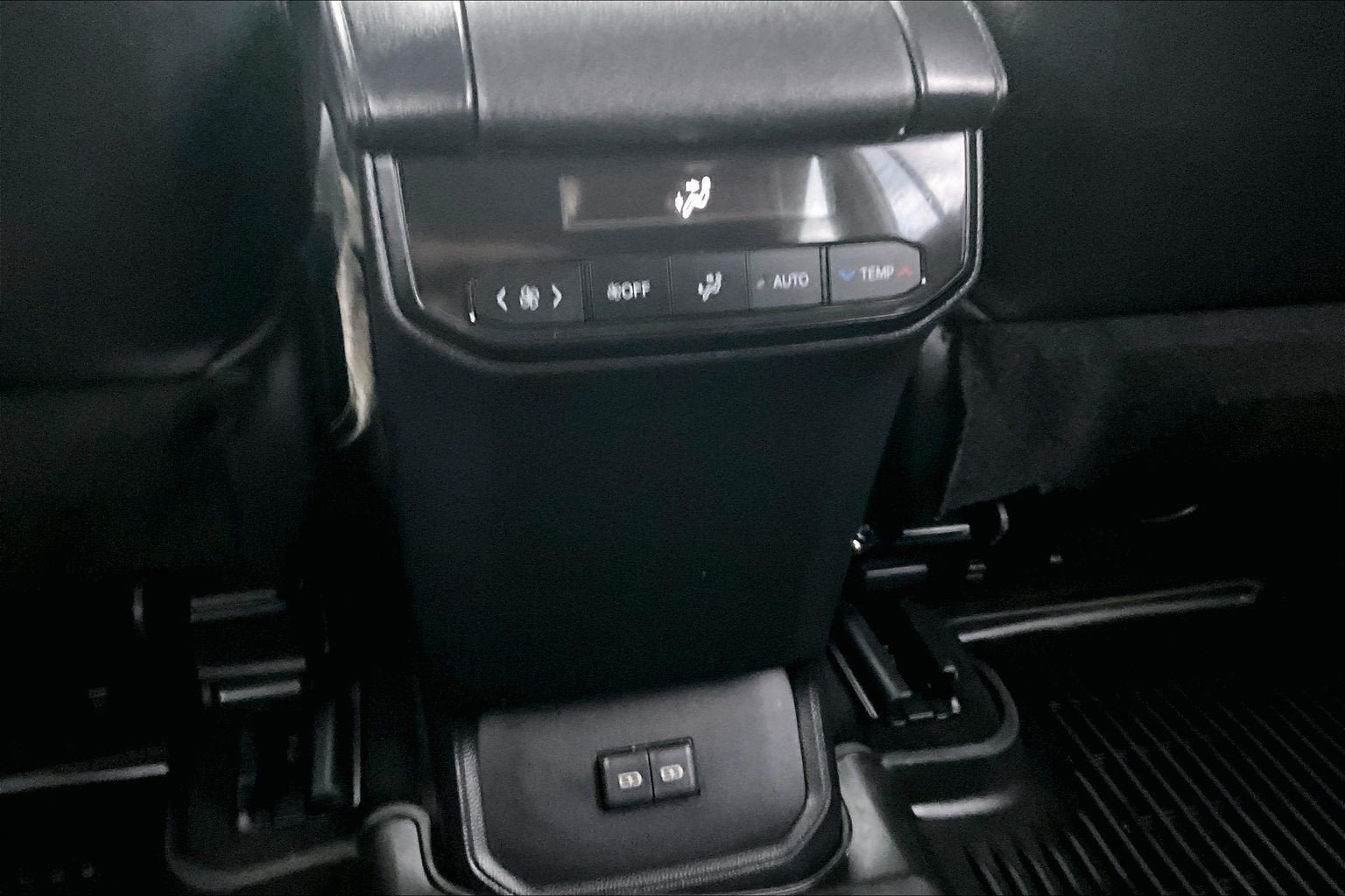 Used 2023 Toyota Highlander XLE AWD/4WD image 34