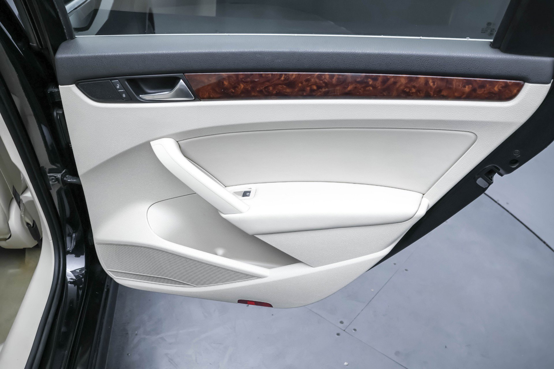 Used 2013 Volkswagen Passat TDI SEL Premium image 15