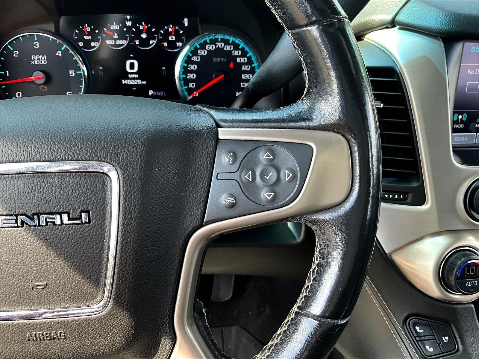 Used 2018 GMC Yukon XL Denali w/ Denali Ultimate Package AWD/4WD image 12