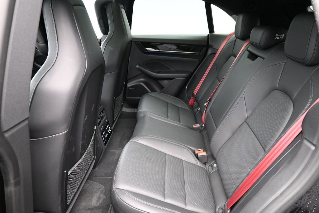 Certified 2025 Porsche Macan 4S Electric AWD/4WD image 7