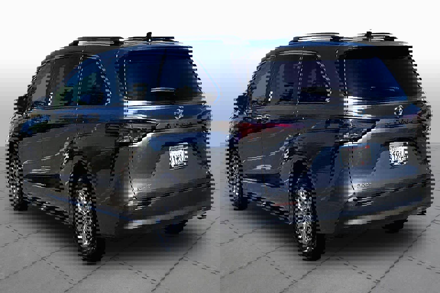 Used 2025 Toyota Sienna XLE w/ XLE Plus Package image 11