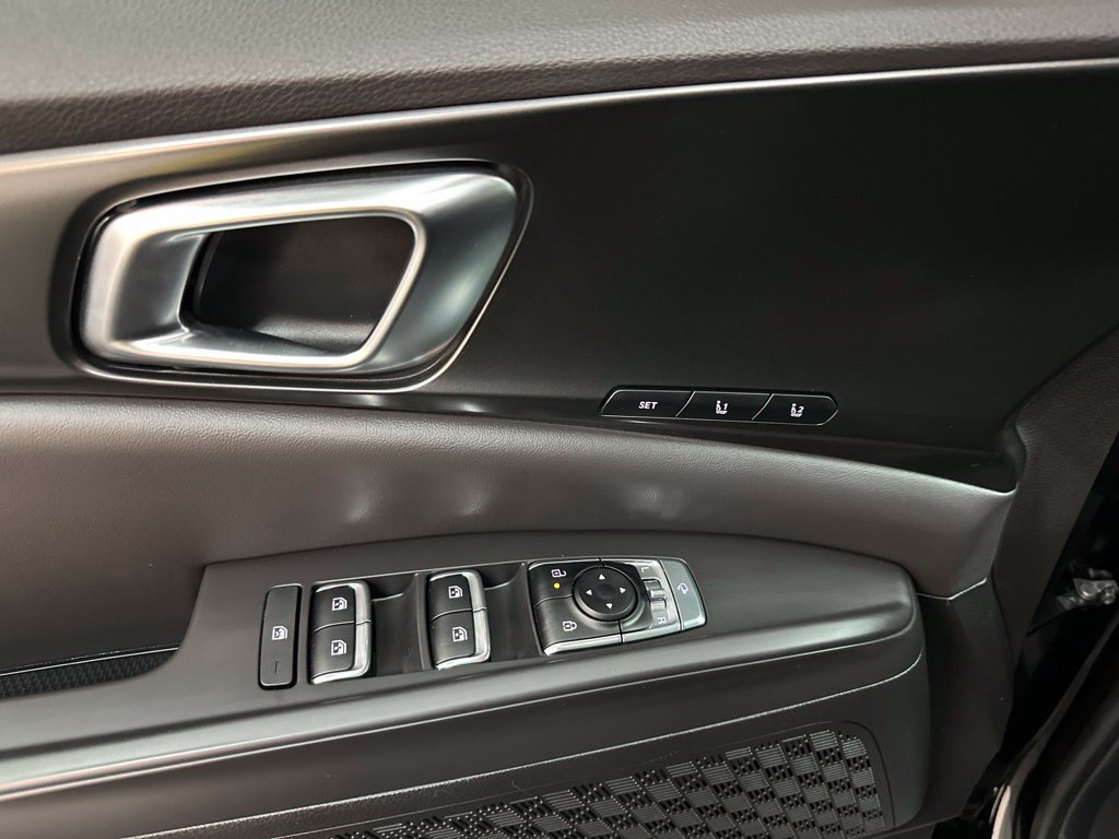 Used 2026 Kia Carnival SX w/ SX Dark Edition Package FWD image 17