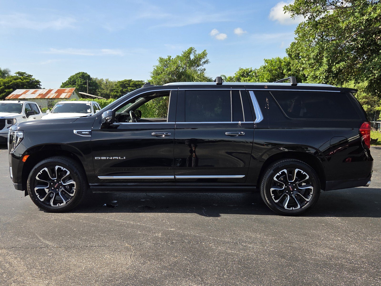 Certified 2023 GMC Yukon XL Denali w/ Denali Reserve Package AWD/4WD image 2