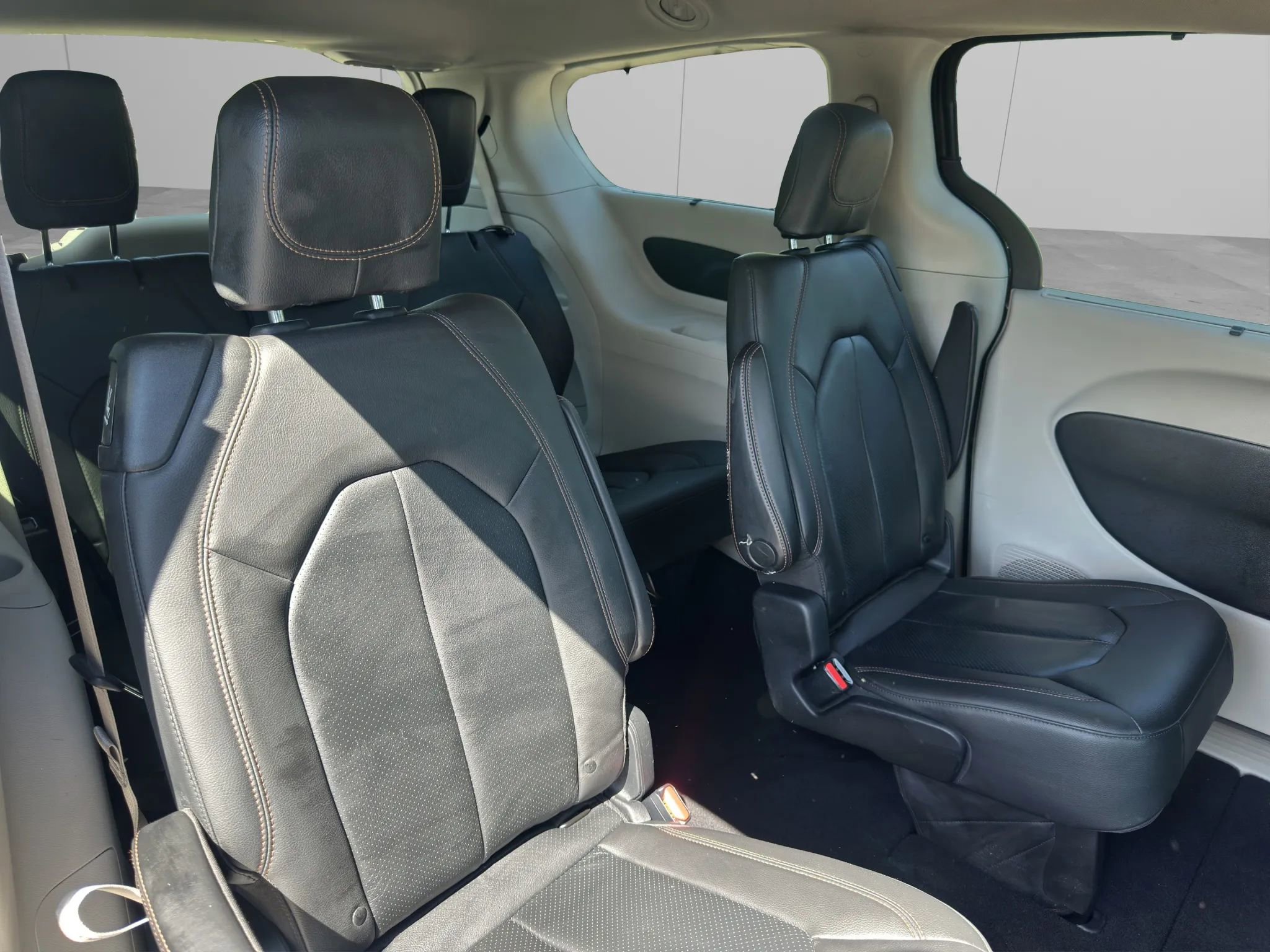 Used 2020 Chrysler Pacifica Touring-L FWD image 15