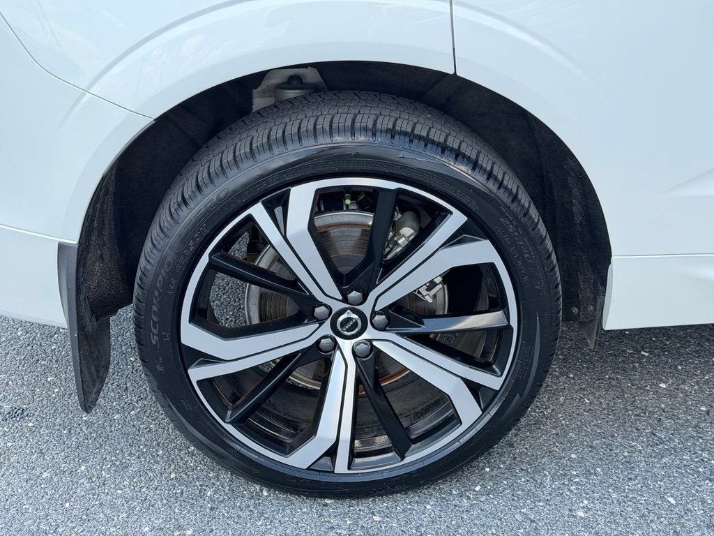 Certified 2024 Volvo XC60 T8 Ultimate w/ Protection Package Premier AWD/4WD image 11