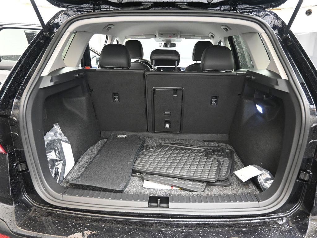 Certified 2024 Volkswagen Taos SE image 17