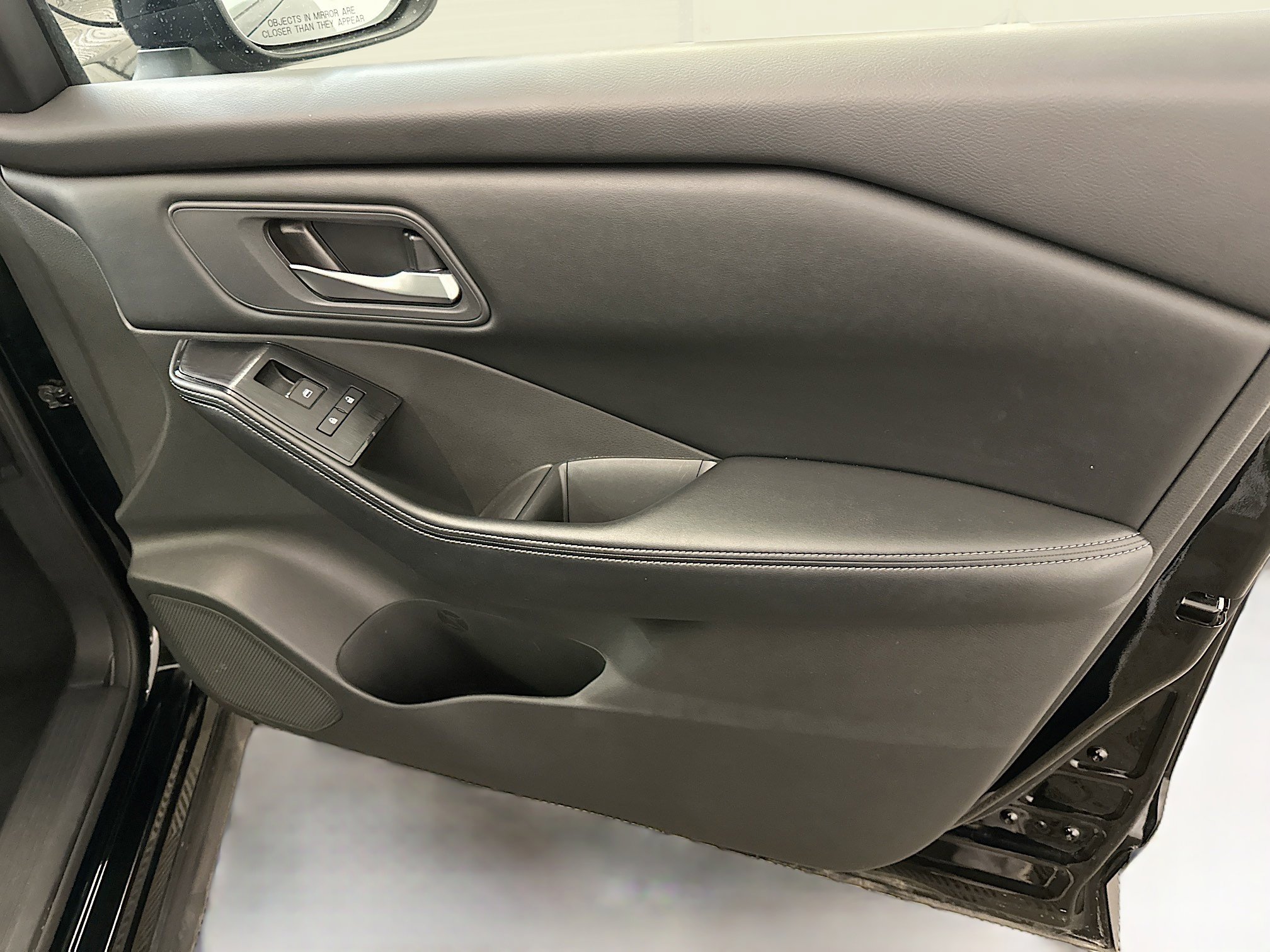 Used 2025 Nissan Rogue SV image 33