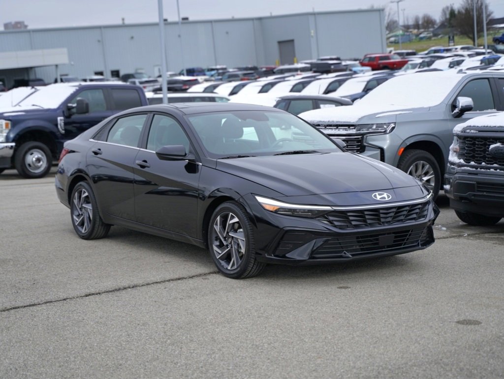 Used 2025 Hyundai Elantra SEL image 3