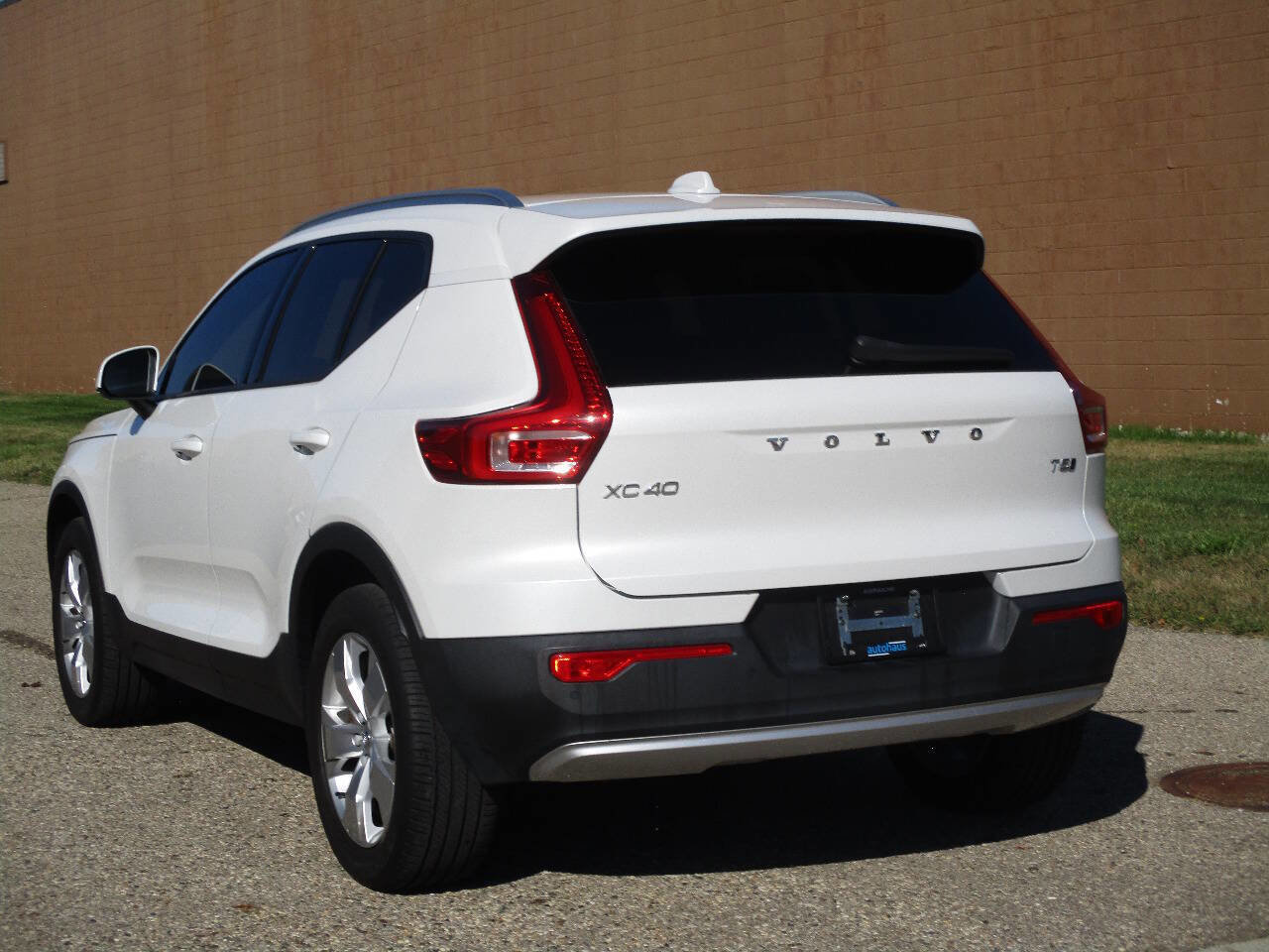 Used 2022 Volvo XC40 T5 Momentum image 6