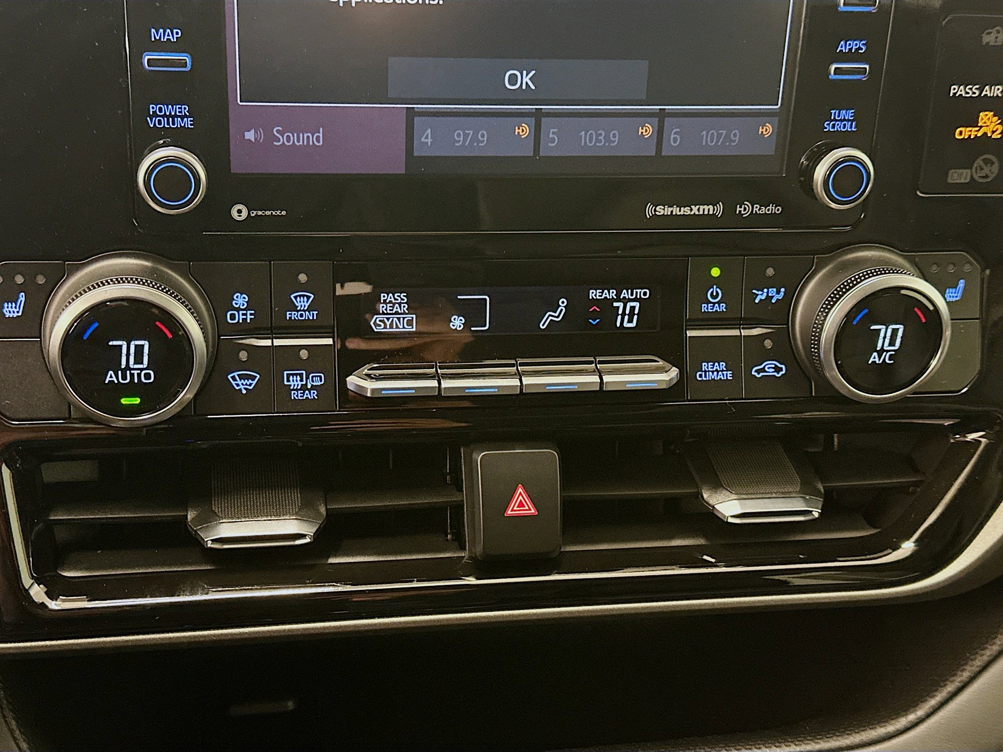 Used 2022 Toyota Highlander XLE AWD/4WD image 24