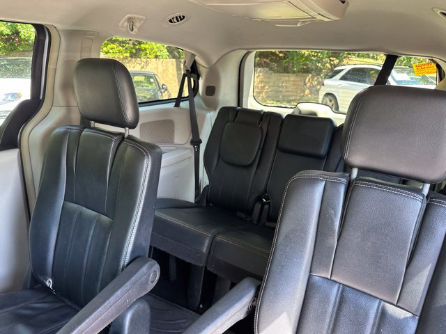 Used 2016 Chrysler Town & Country Touring FWD image 10