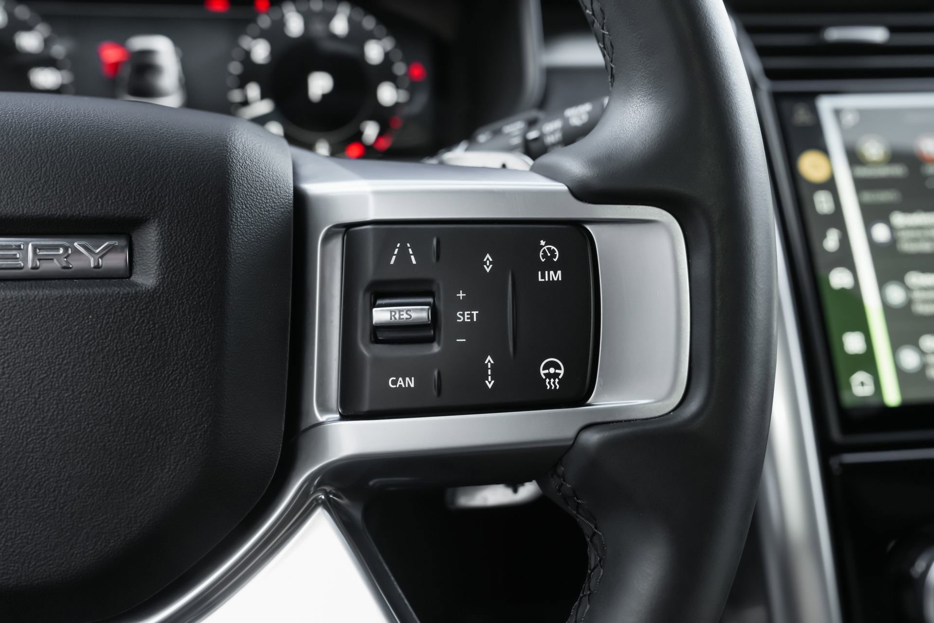 Used 2024 Land Rover Discovery Dynamic SE image 17