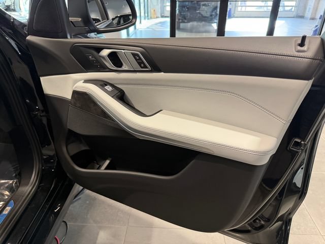Used 2024 BMW X7 xDrive40i w/ Parking Assistance Package AWD/4WD image 28