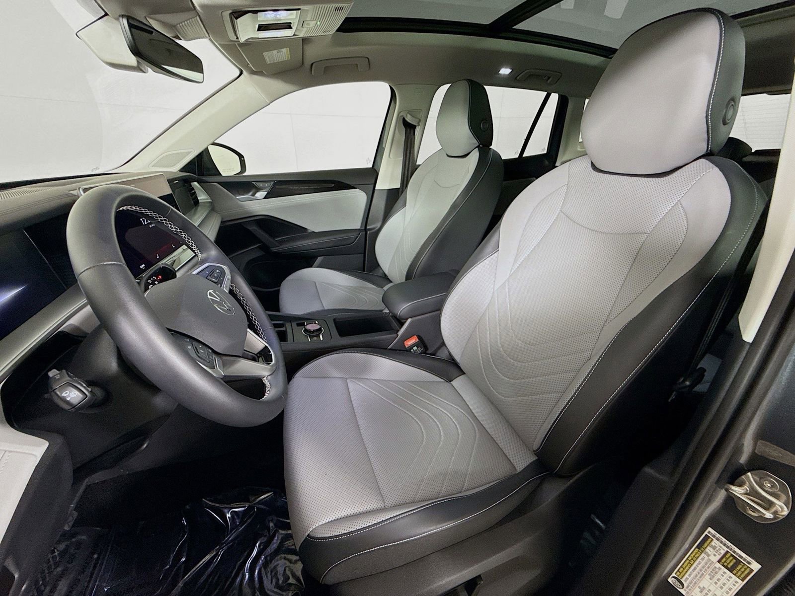 Used 2025 Volkswagen Tiguan SE w/ Panoramic Sunroof Package AWD/4WD image 5