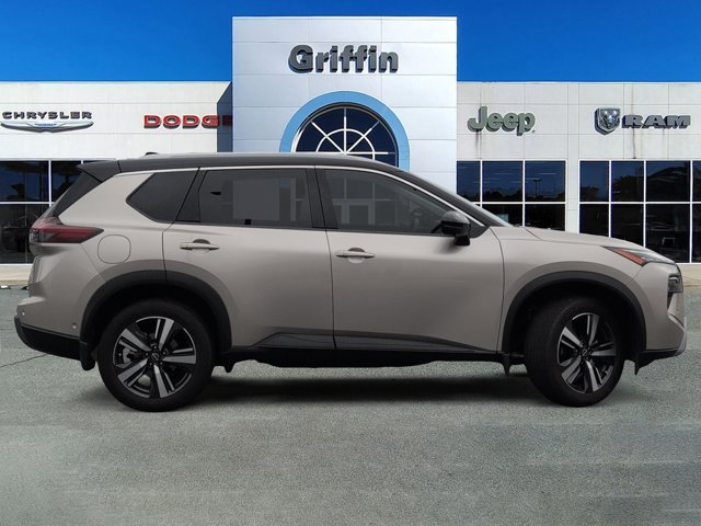 Used 2025 Nissan Rogue SL w/ SL Premium Package FWD image 2