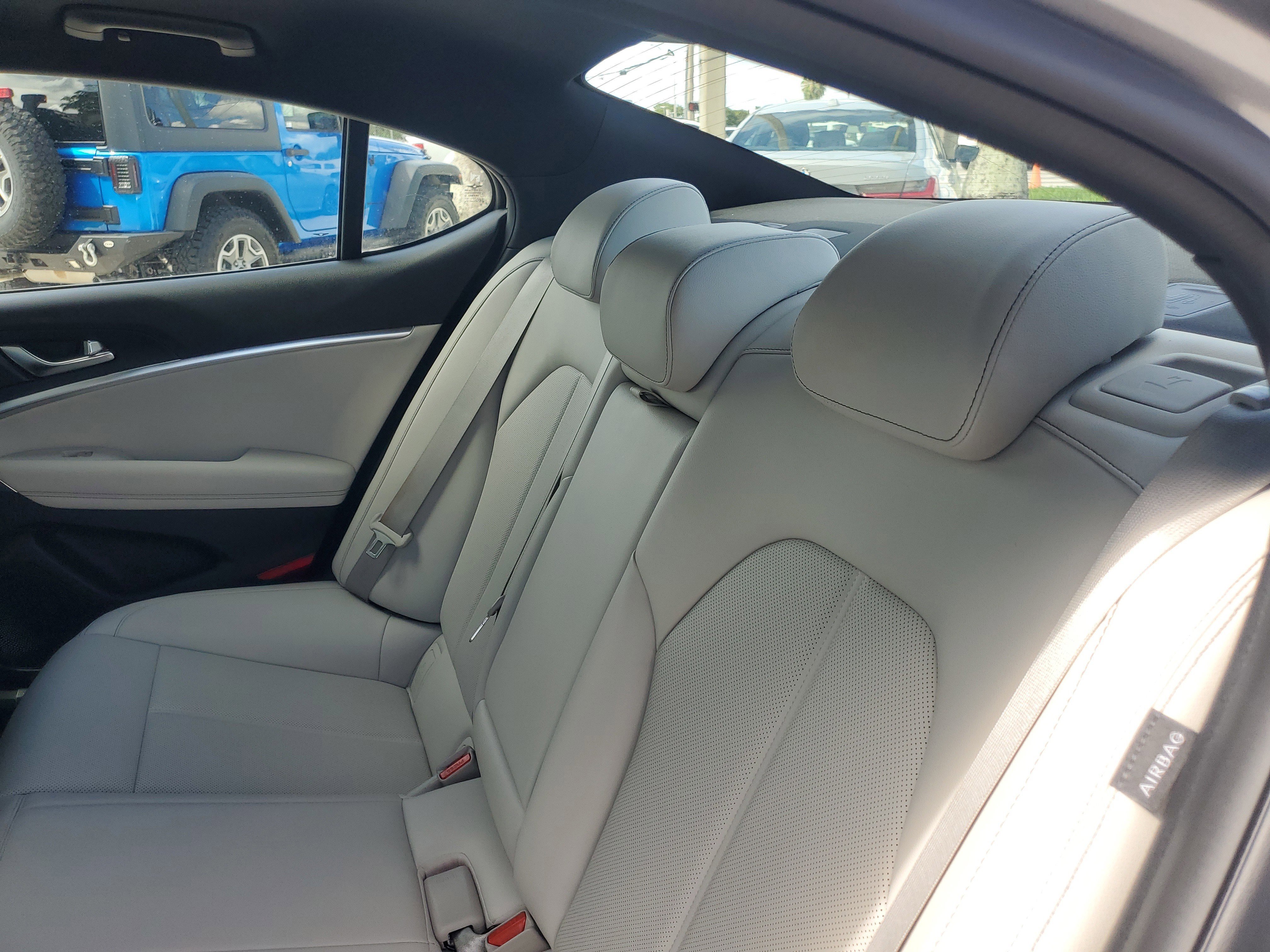 Used 2025 Genesis G70 2.5T image 18