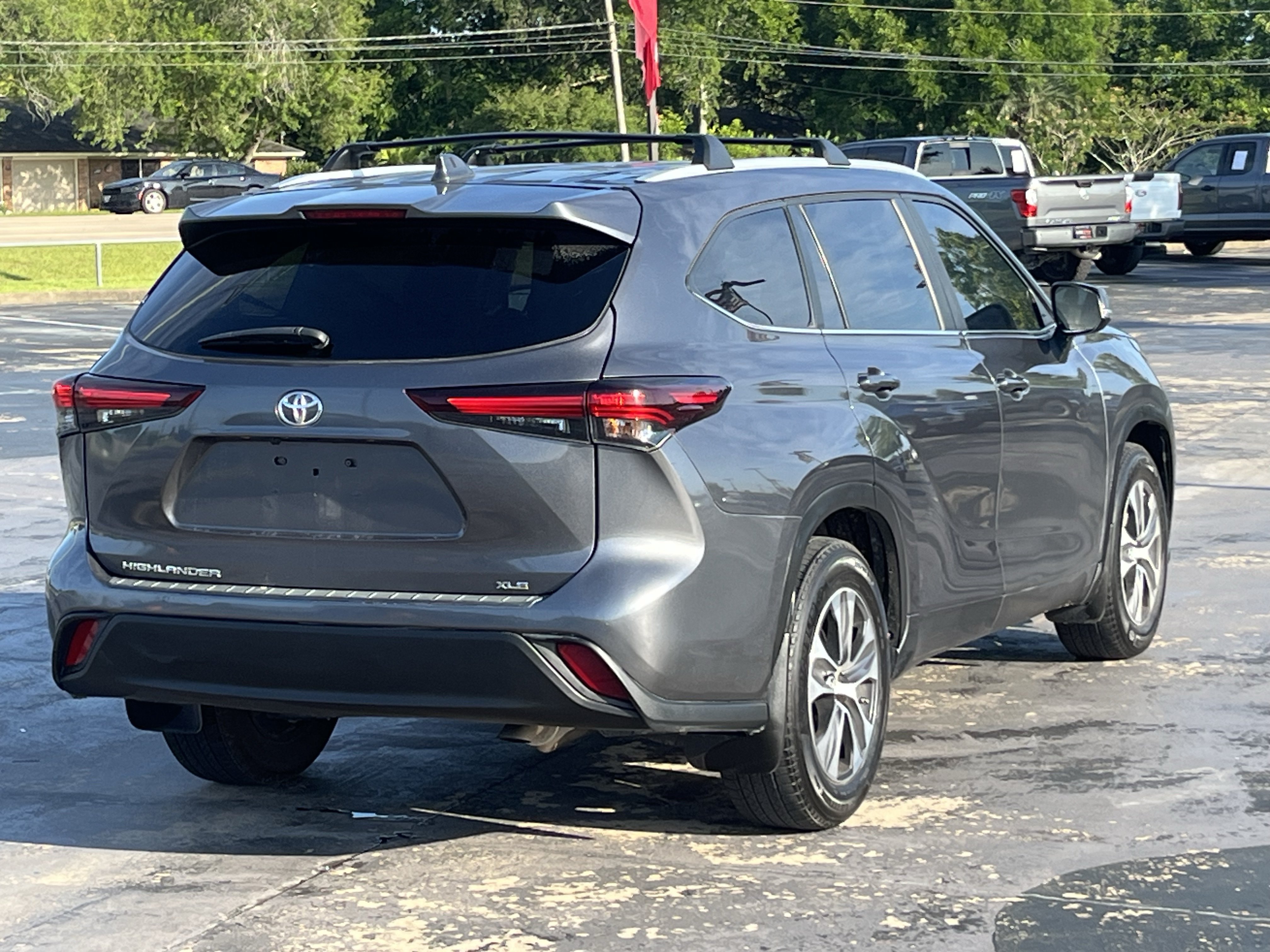 Used 2024 Toyota Highlander XLE FWD image 9
