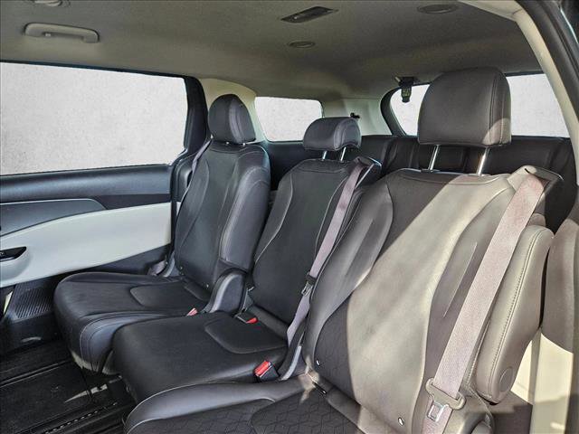 Used 2024 Kia Carnival LX image 17