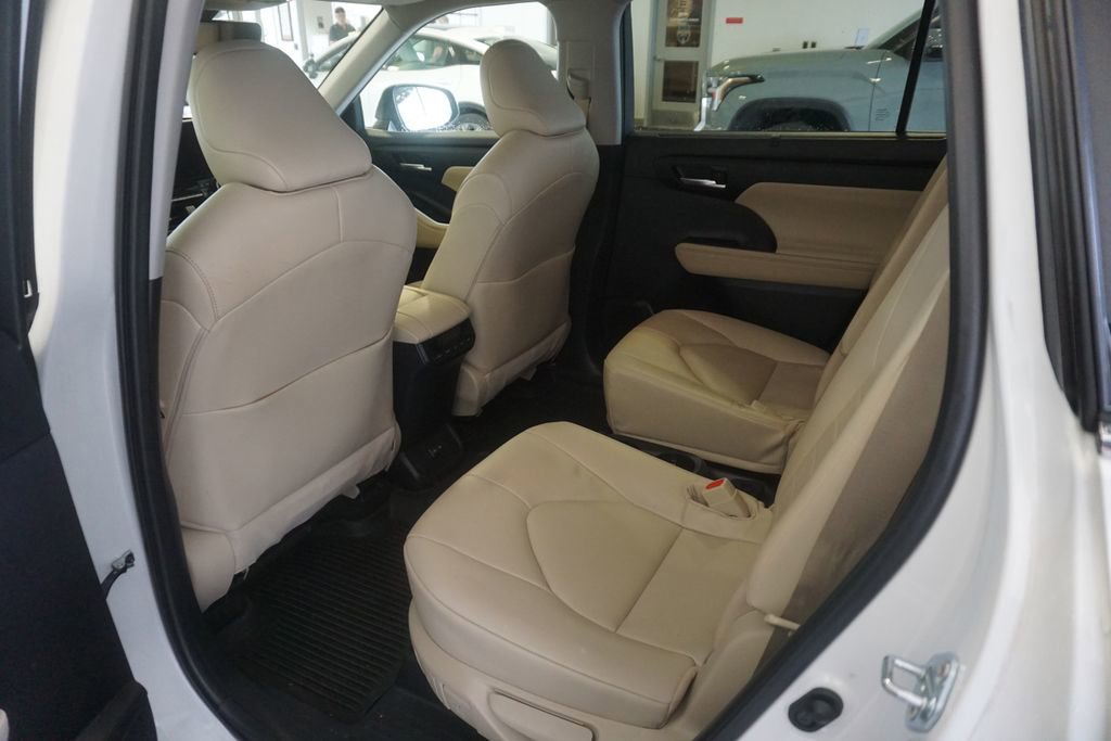 Used 2023 Toyota Highlander XLE AWD/4WD image 22