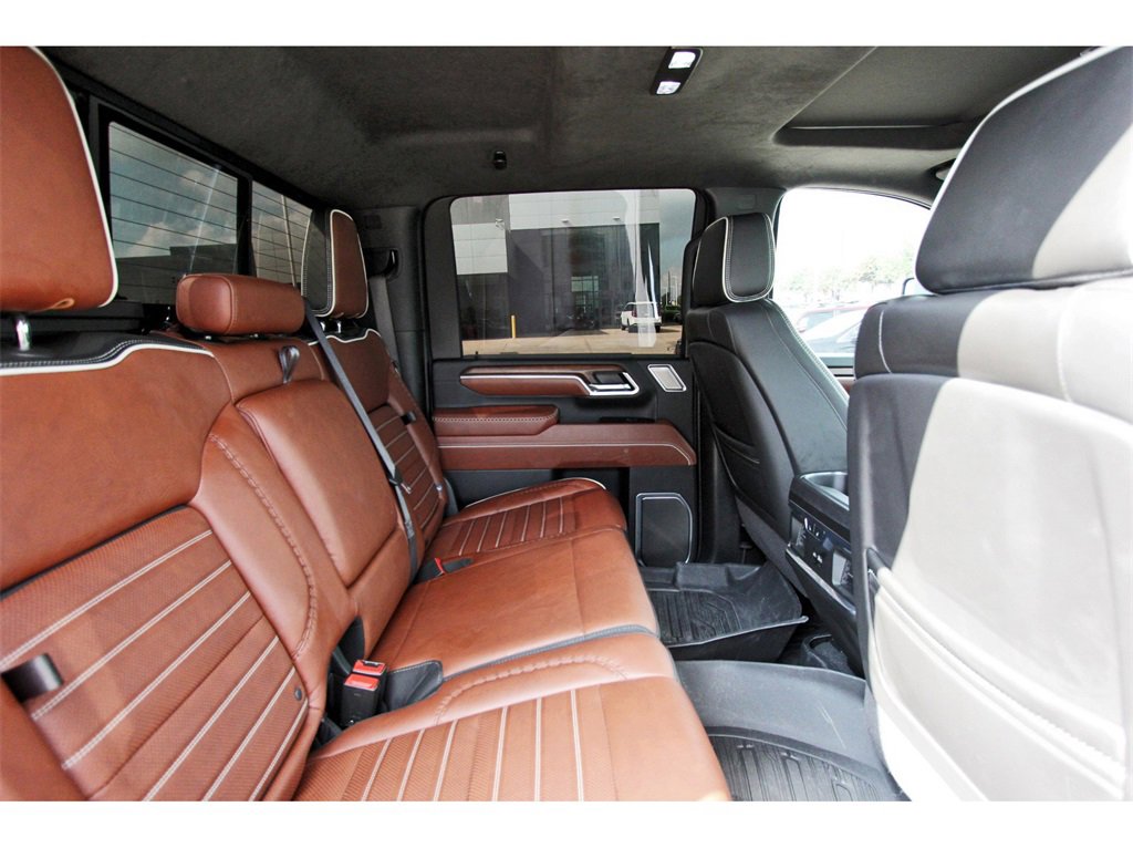 Used 2025 GMC Sierra 3500 Denali Ultimate image 9