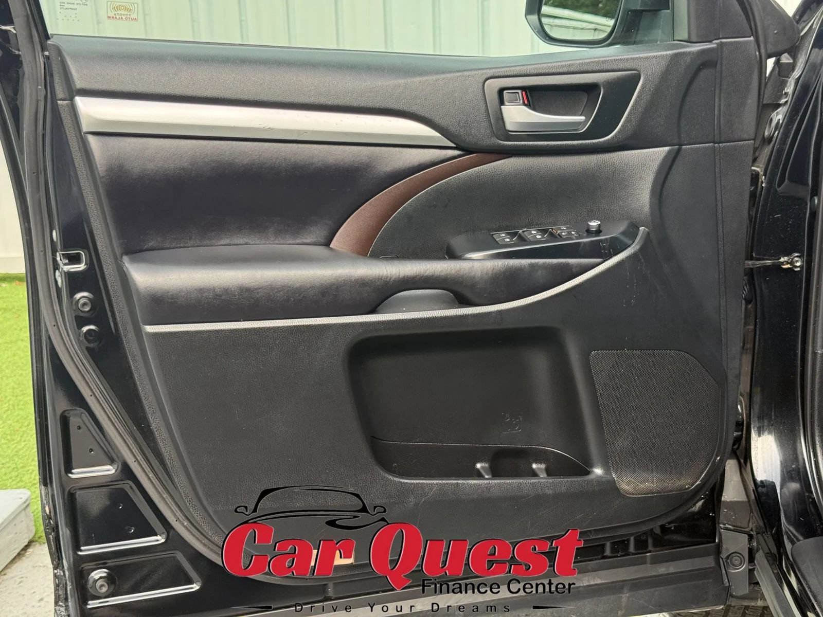 Used 2019 Toyota Highlander XLE w/ Preferred Accessory Package AWD/4WD image 11