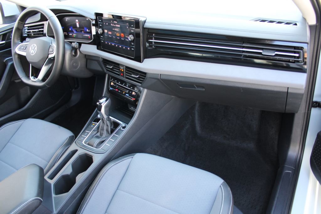 Used 2025 Volkswagen Jetta SE w/ Sunroof Package FWD image 27