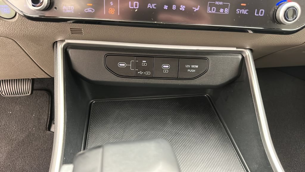 Used 2025 Kia Carnival FWD image 18